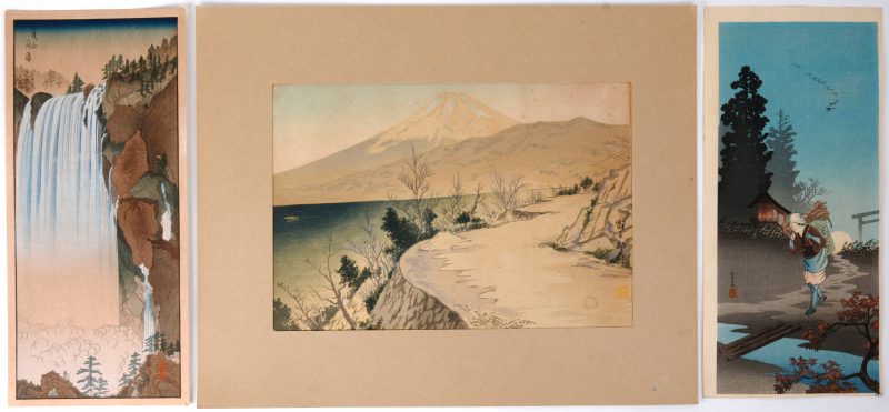 “Fuji-san” (24,5 x 35,5 cm), “Waterval” (37 x 16,5 cm) en “Houtsprokkelaar” (37 x 16,5 cm). Drie ingekleurde Japanse houtsneden. Rond 1930.