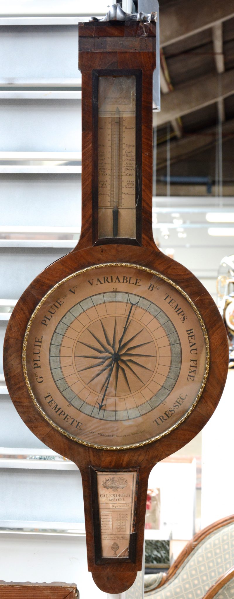 Een barometer - thermometer van mahoniehoutfineer. Eerste helft XIXe eeuw. Slijtage.