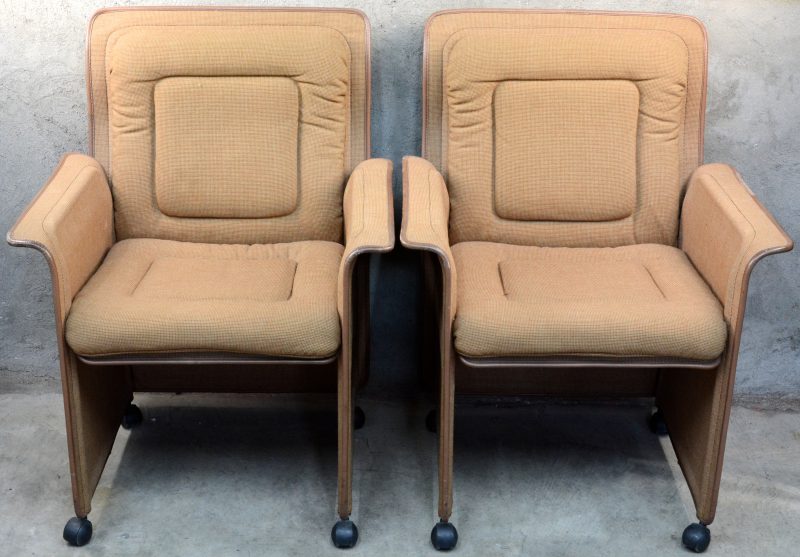 Een paar design bureaustoelen met beige bekleding. Omstreeks 1980.