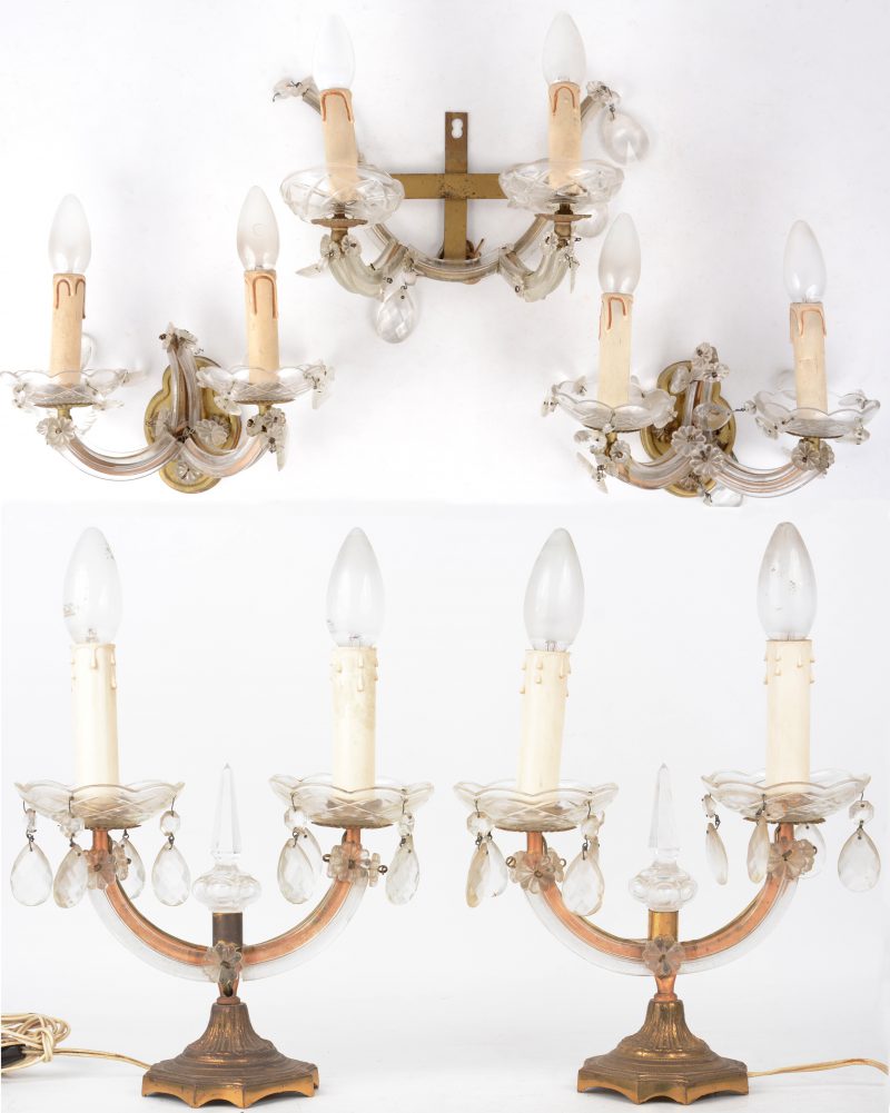 Een reeks van vijf appliques van metaal en glas, versierd met druppelvormige pendeloques.