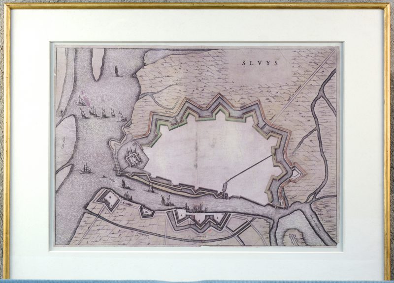 Oude landkaart van Sluis. Met de hand ingekleurd.