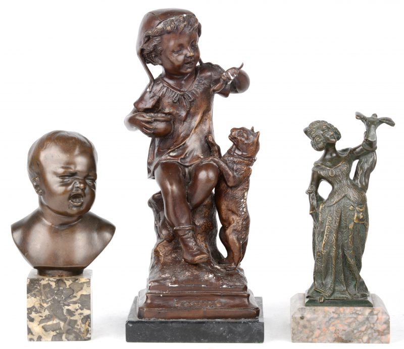 “Jongen met kat”; “Huilend kin” & “Dame met vogel” Drie bronzen beeldjes op marmeren voetstukjes, waarbij het eerste naar een werk van Pilet.