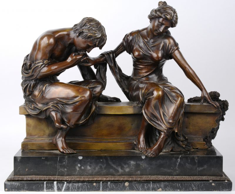 “De hofmakerij”. Een classicistische bronzen groep op arduinen voetstuk. Gesigneerd.