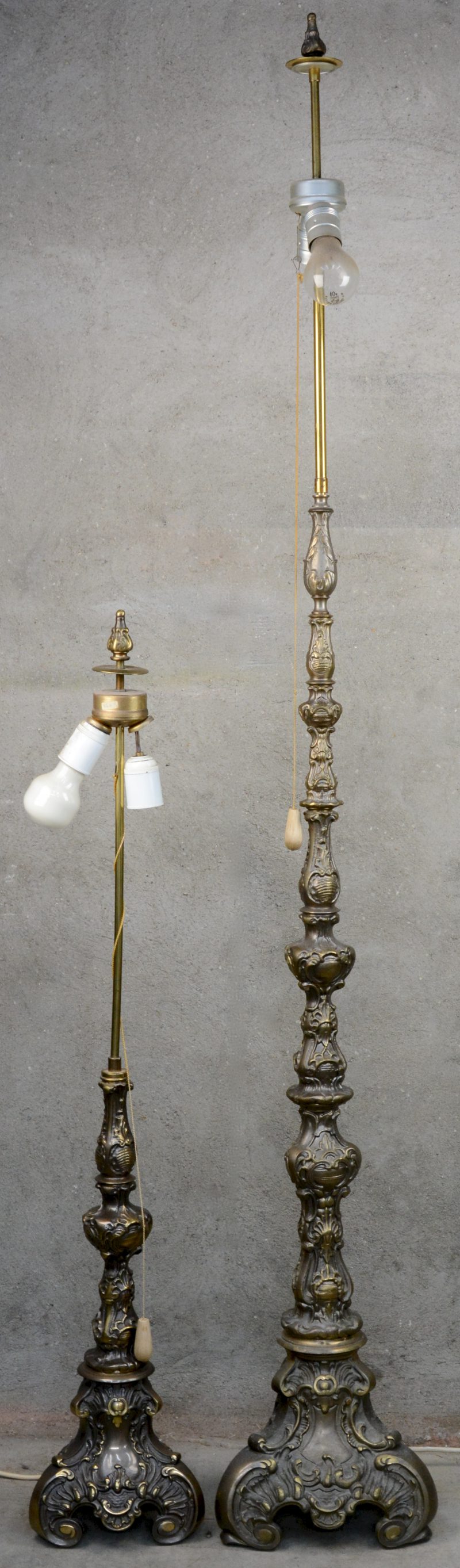 Een paar koperen kandelaars in barokke stijl, gemonteerd als kamerlamp.