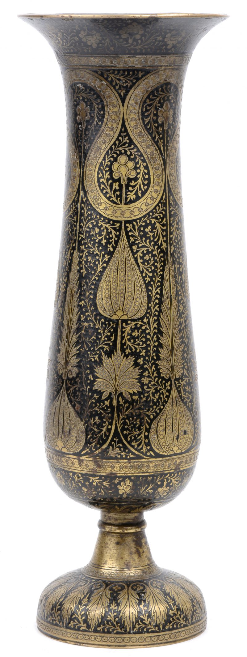 Een Perzisch vaasje van koper, versierd met een gegraveerd en deels zwartgelakt decor.