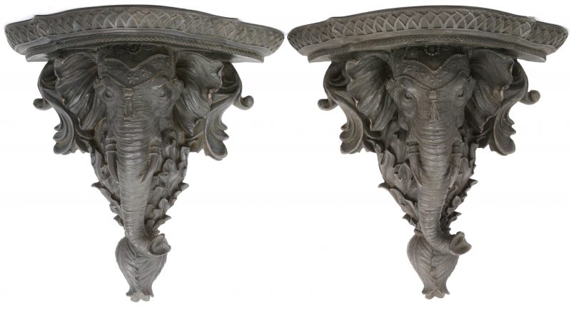 Een paar bronzen consoles, versierd met olifantenkoppen.