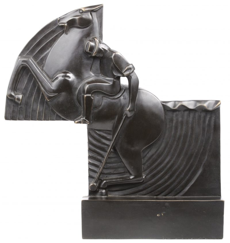 “Polospeler”. Een bronzen reliëf in art decostijl.