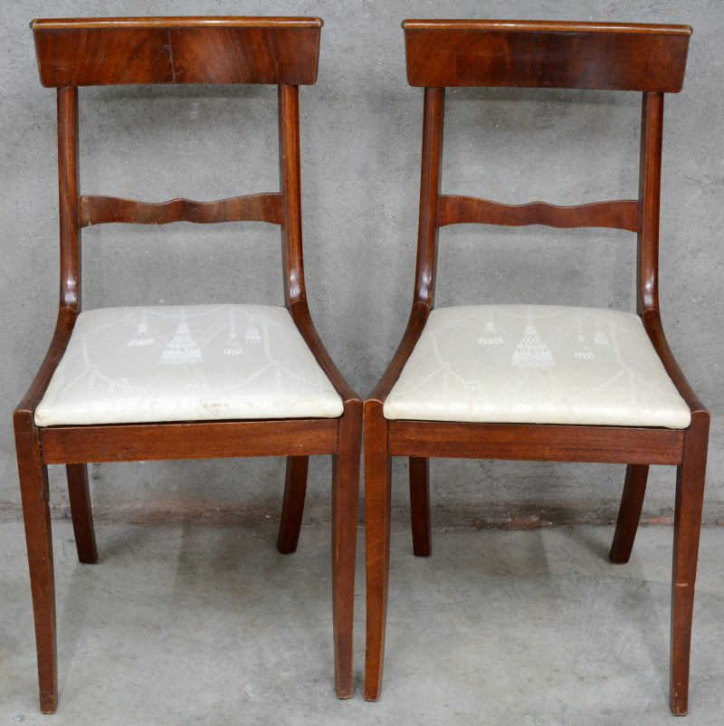 Twee Engelse mahoniehouten stoelen.