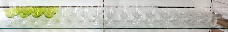 Een kristallen glasservies, stijl ‘Yale’. Bestaande uit: twaalf water-, twaalf rode wijn, twaalf witte wijn en twaalf champagne glazen.