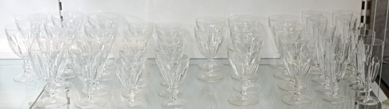 Een lot kristallen glazen bestaande uit water- , wijn-  en champagne-glazen.