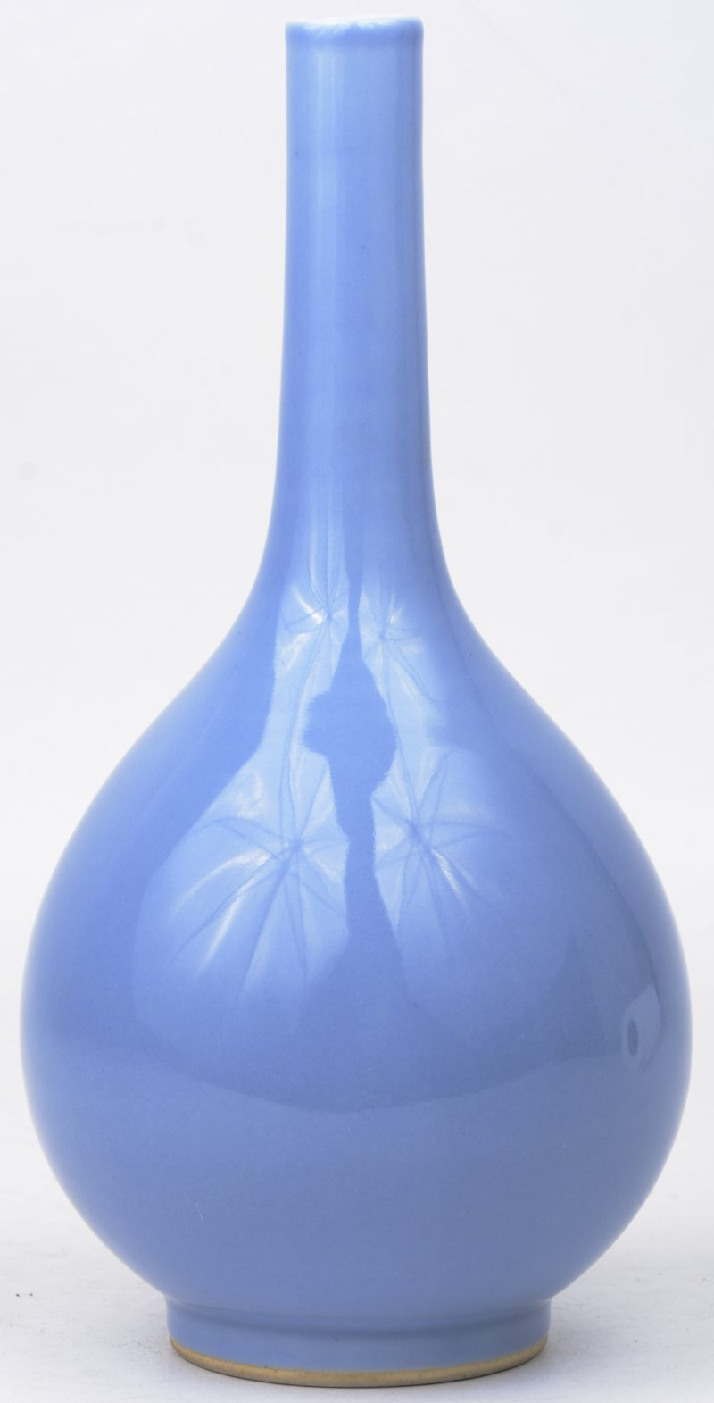 Een buikvaasje van lichtblauw Chinees porselein. Onderaan gemerkt.