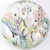 Een ronde zalfdoos van Chinees porselein met een meerkleurig decor van personages.