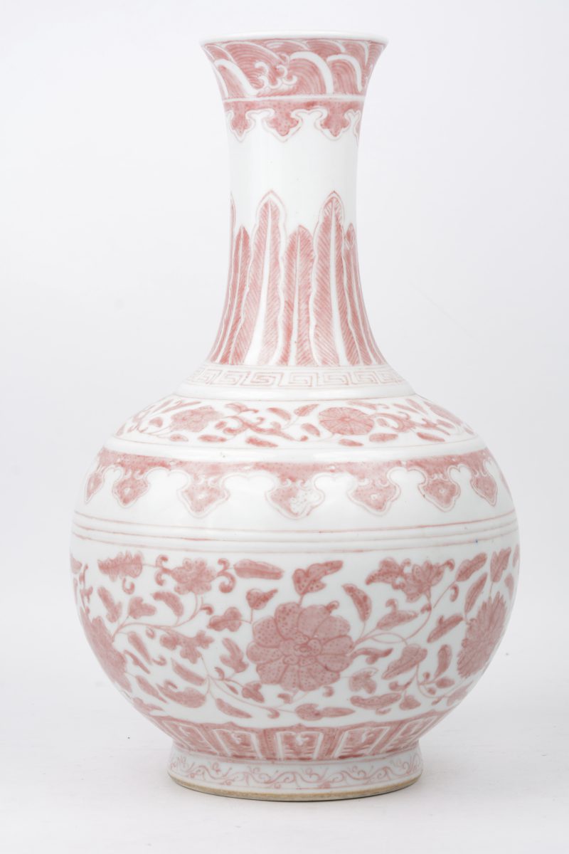 Een buikvaas van Chinees porselein met een roze decor van pioenen. Onderaan gemerkt.