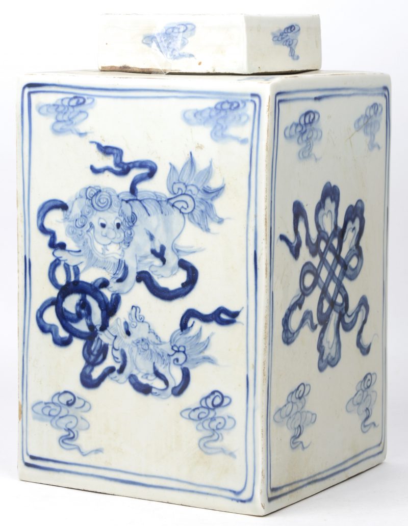 Een vierkante theebus van Chinees porselein met een blauw-wit decor van fo-honden.