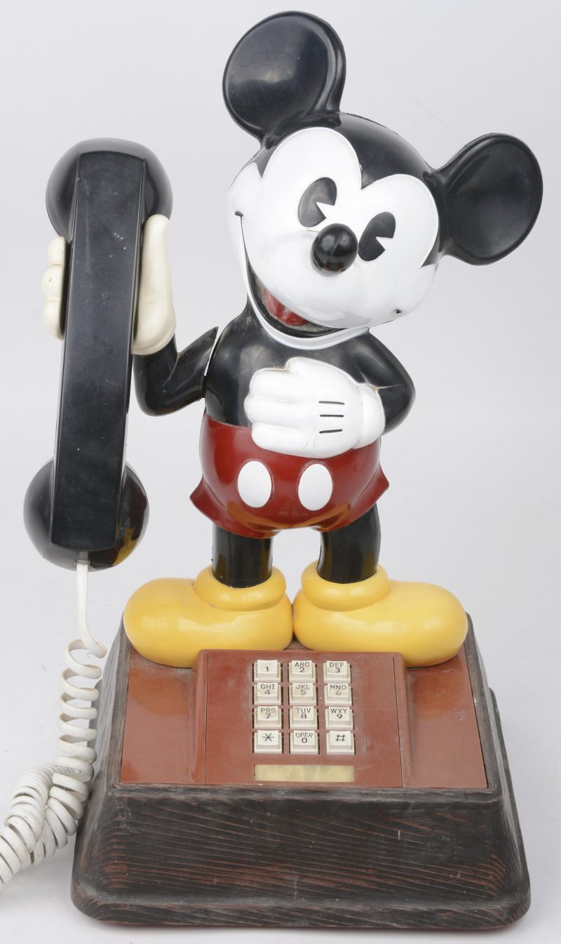 Een telefoon van meerkleurig kunststof met een voorstelling van Mickey Mouse.