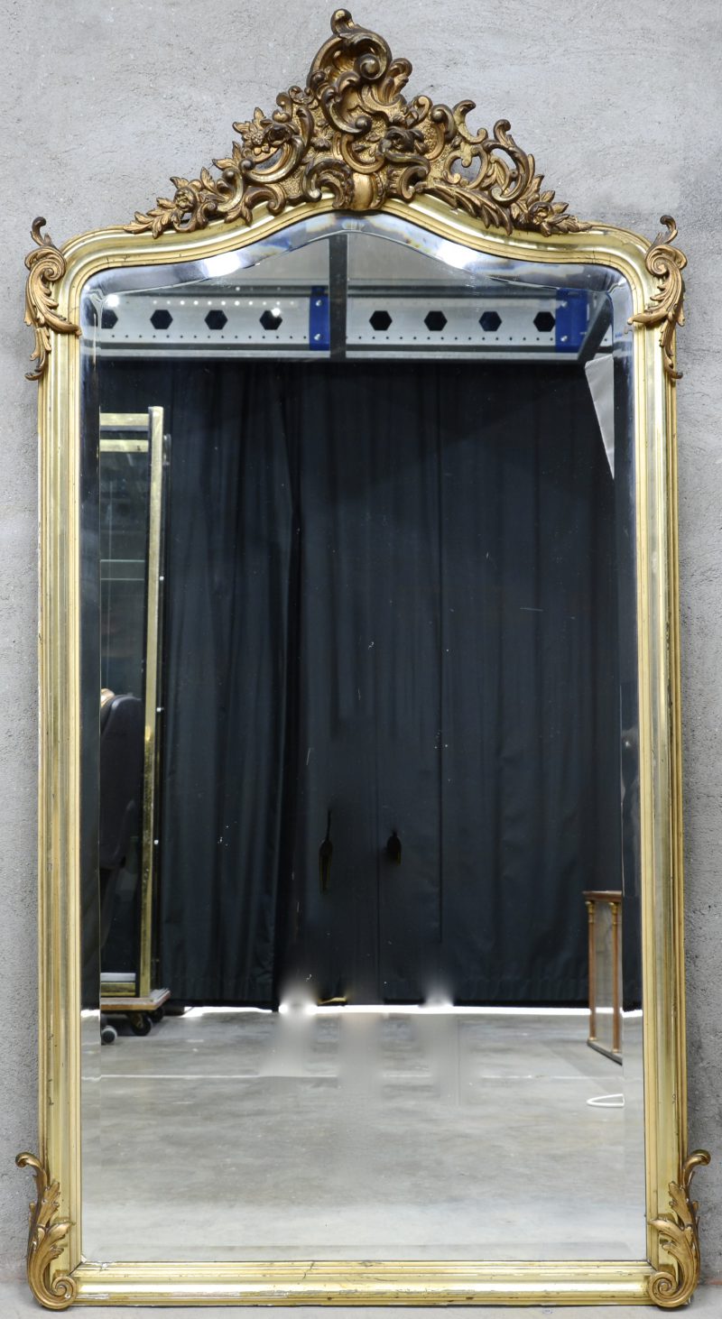 Een verguld houten schouwspiegel, versierd met barokke motieven. XIXe eeuw.