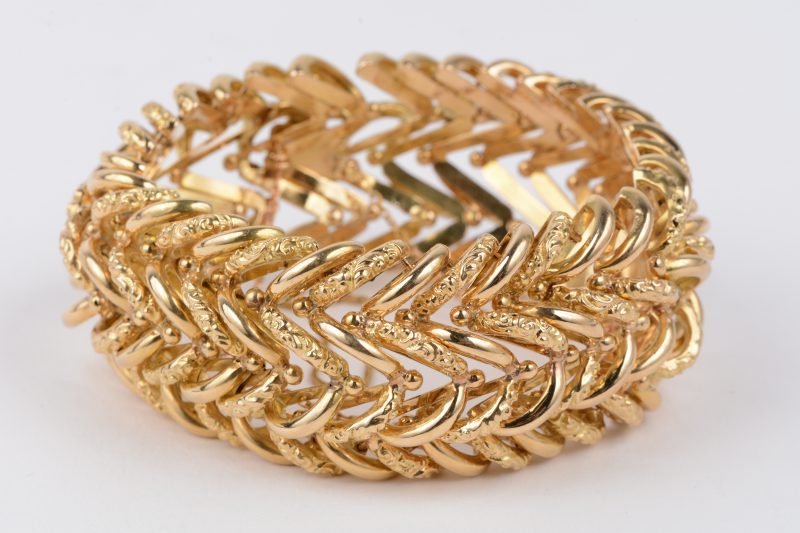 Een 18 karaats geel gouden in elkaar geweven schakelarmband.