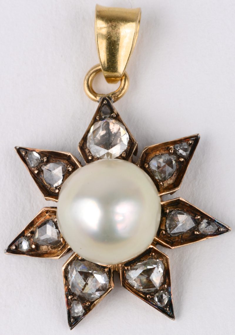 Een 18 karaats geel gouden Victoriaanse broche bezet met diamanten oude slijp met een gezamenlijk gewicht van ± 1 ct. en één grote parel.