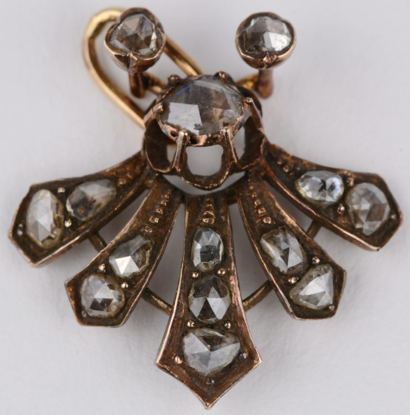 Een 18 karaats geel gouden art nouveau hangertje bezet met diamanten oude slijp met een gezamenlijk gewicht van ± 0,60 ct.
