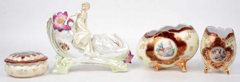 Een lot porselein en biscuit, bestaande uit twee eivormige vaasjes (Eén gebroken) en een doosje in de stijl van Limoges en een tafelstuk met een vrouw en een zwaan.