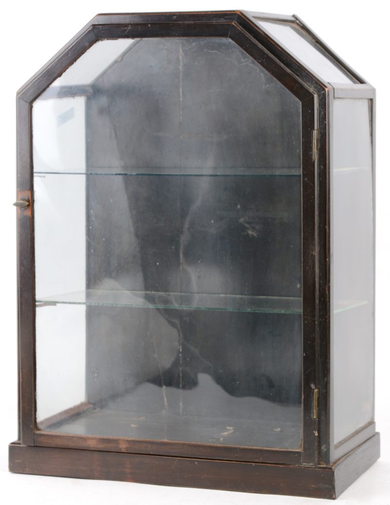 Een klein houten vitrinekastje met twee glazen leggers.