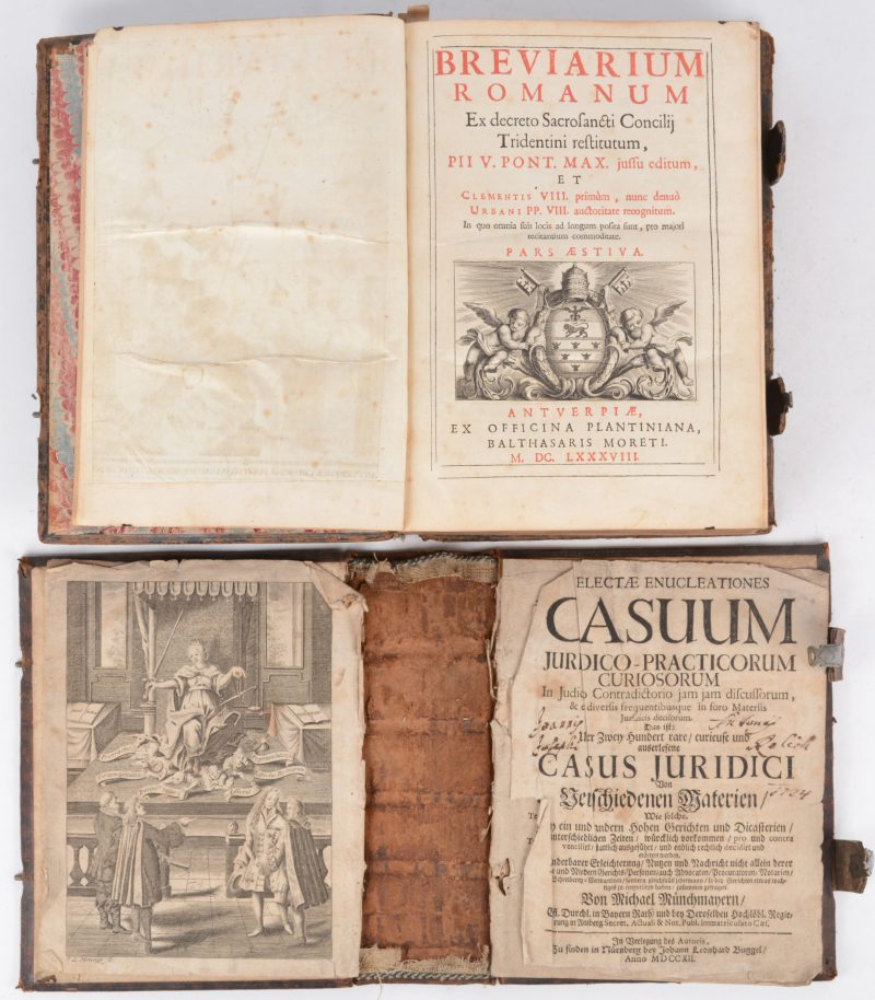 “Breviarum Romanum...”. Uitgegeven bij Platin - Moretus. Antwerpen, 1688. Later heringebonden. We voegen de lederen kaft van een boek uit 1712 aan toe.