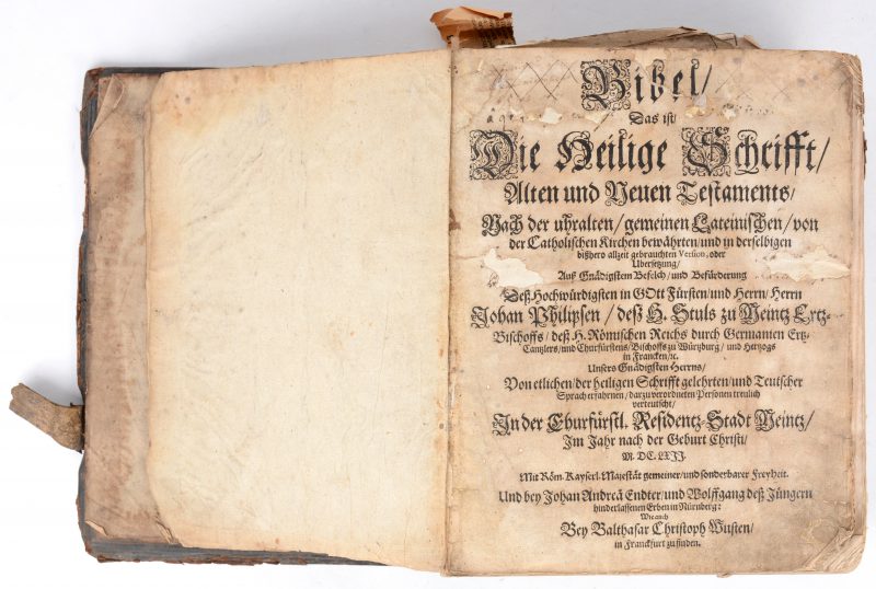 Een Duitse bijbel uit 1662. Enkel met voorste (losse) kaft. Enkele pagina’s in zeer slechte staat.