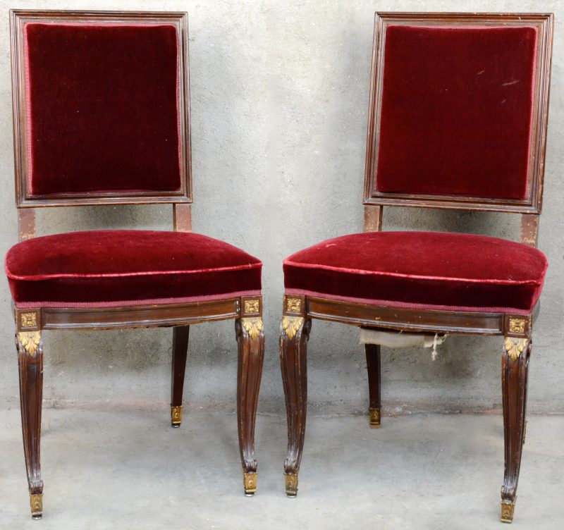 Een paar gelakte stoelen, bekleed met rood fluweel. Laat XIXe eeuw.