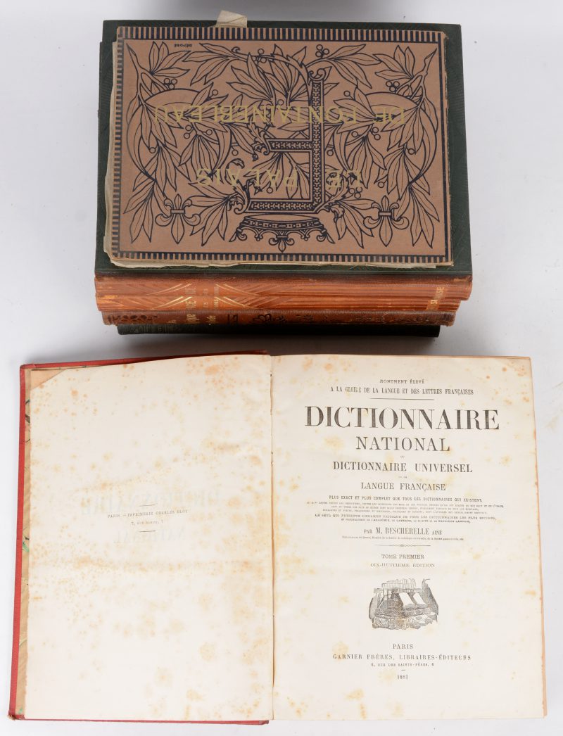 Een lot Franstalige boeken:- “Le palais de Fontainebleau” Een fotoboek.- “L’Aiglon”. 1900.- “La Belgique Illustrée”. 1913.- “Larouse des sciences”. 2 delen. 1933.- “Dictionaire national”. 1883.