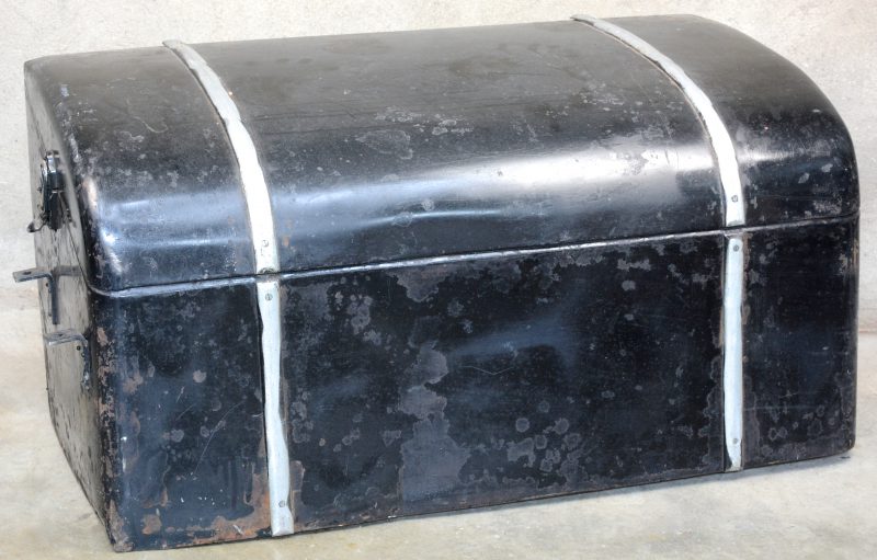 Een bagagekoffer van zwartgelakt plaatijzer voor een auto. Jaren ‘20 - ‘30.