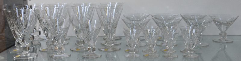 Een glasservies van geslepen kleurloos Belgisch glas, bestaande uit 13 rodewijnglazen, een wittewijnglas, een aperitiefglas, 7 champagnecoupes en 8 borrelglaasjes.