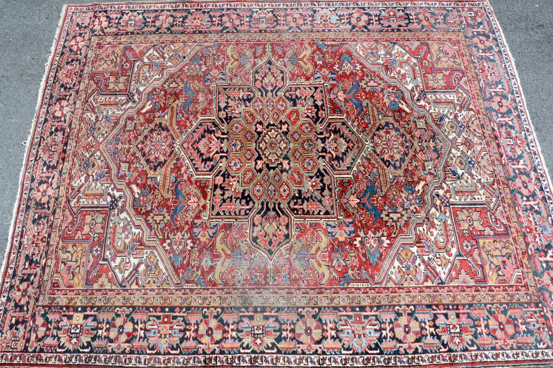 Een handgeknoopt Perzisch wollen tapijt. Slijtage en perforatie.