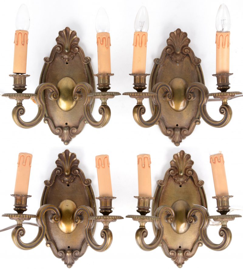 Vier bronzen appliques met telkens twee lichtpunten en bovenaan versierd met een schelp.