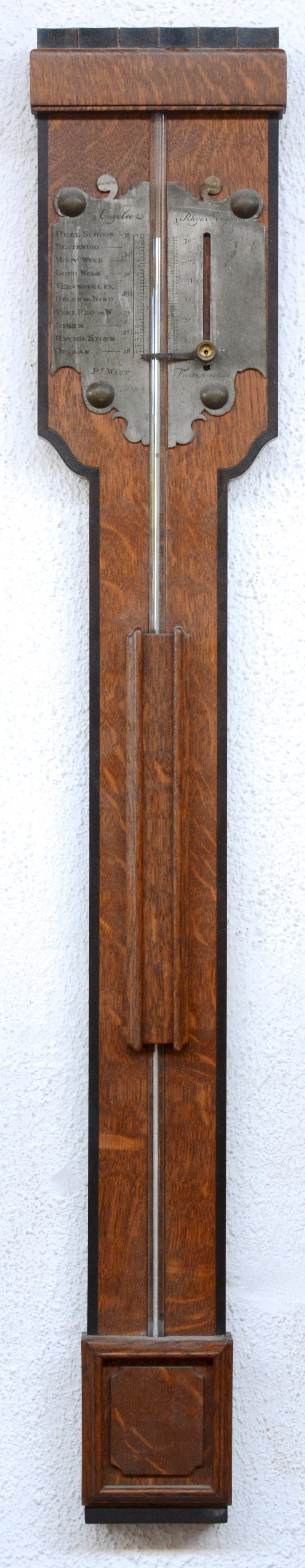 Een houten barometer met zwartgelakte rand. Werkende staat.