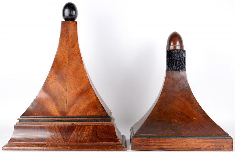 Een paar hangconsoles van mahoniehoutfineer. XIXe eeuw.