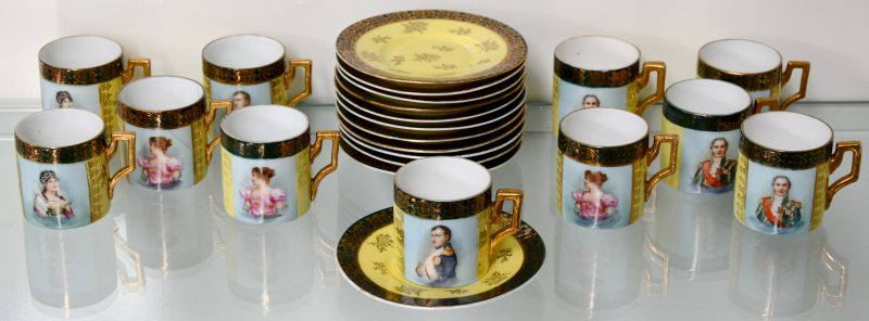 Een theeserviesje gemaakt uit Weens porselein, bestaande uit elf kopjes en schoteltjes (één met een klein letseltje).