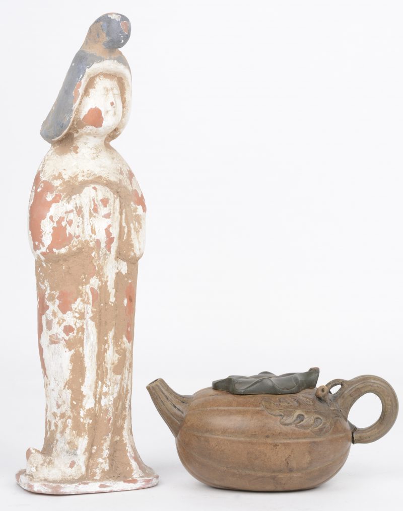 Een staande Guan-Yin van terracotta naar een voorbeeld uit de Tang en een pomoenvormig theepotje van aardewerk. Het tweede onderaan gesigneerd.