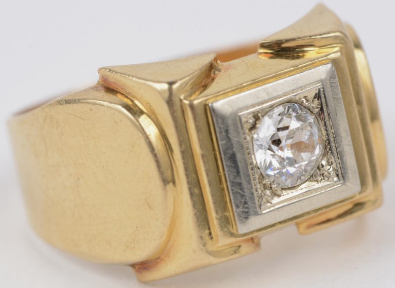 Een 18 karaat wit en geel gouden ring bezet met een diamant van ± 0,50 ct.