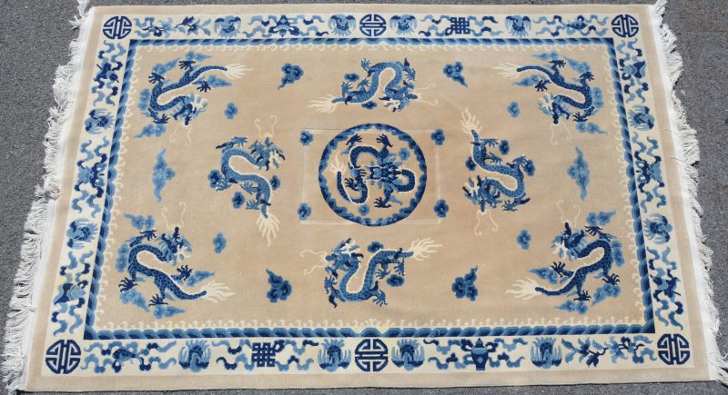 Chinees tapijt van wol. Met drakenmotief in blauw op beige. Handgeknoopt.