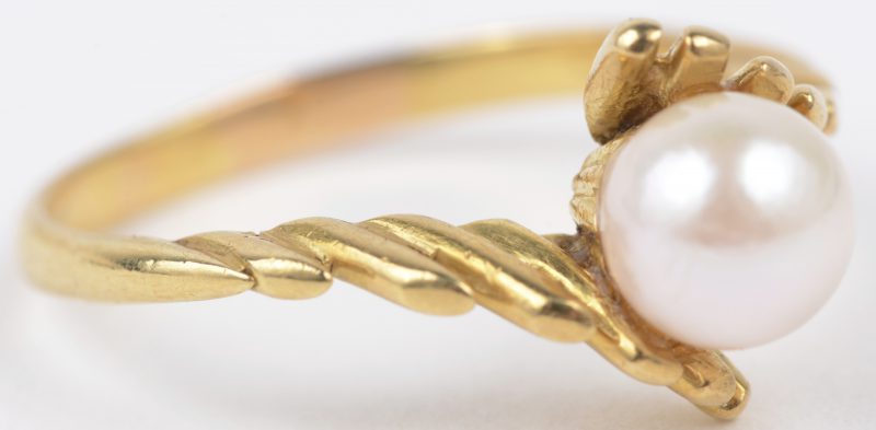 Een 18 karaats geel gouden ring bezet een parel.