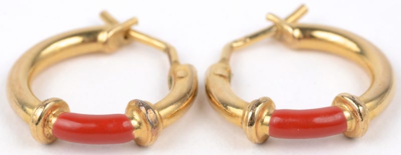 Een paar 18 karaats geel gouden oorbellen versierd met rode email.