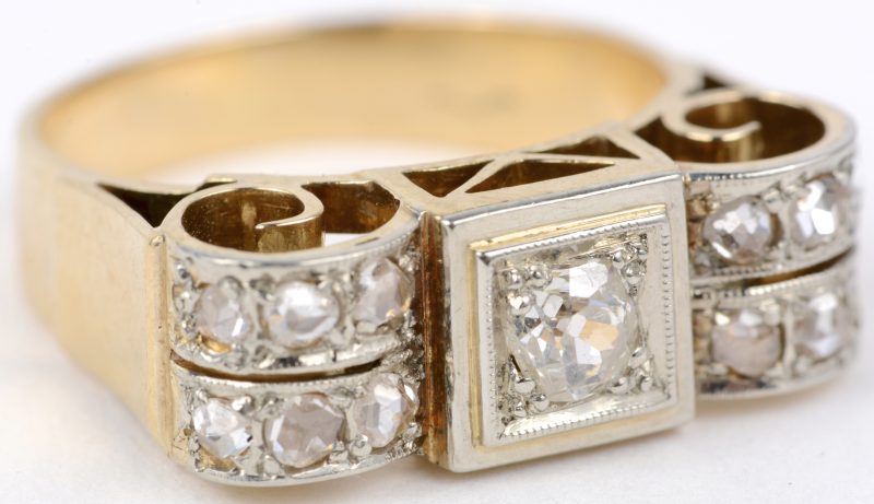 Een 18 karaats geel gouden ring bezet met diamanten oude slijp met een gezamenlijk gewicht van ± 0,60 ct.