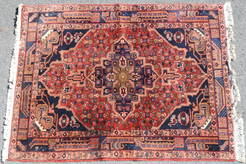 Een handgeknoopt Perzisch wollen karpet.
