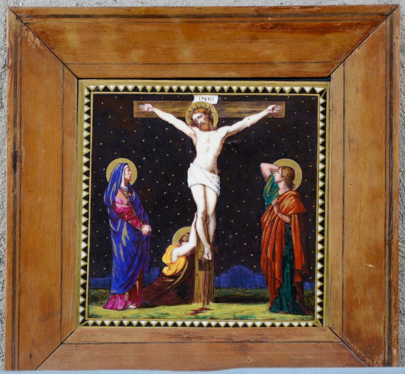 Porseleinen plaquette met handgeschilderde afbeelding van een bewening aan het kruis.