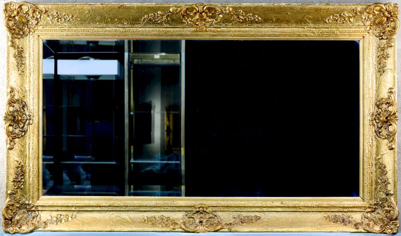 Een vergulde spiegel in barokke stijl.