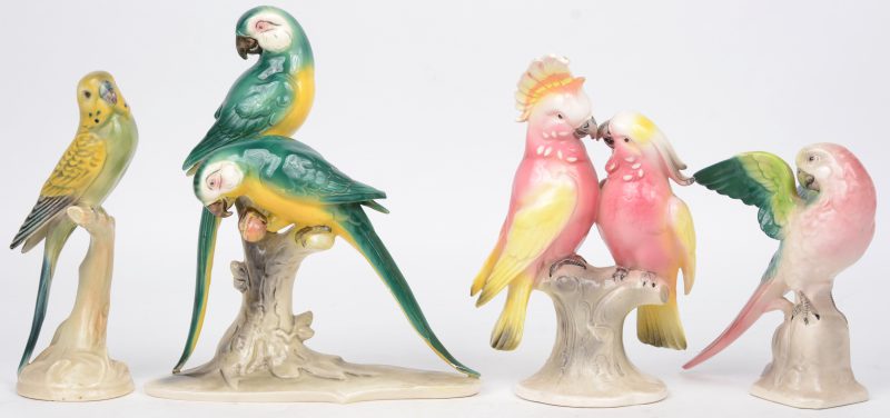 Vier porseleinen beeldjes met voorstelling van diverse vogels.