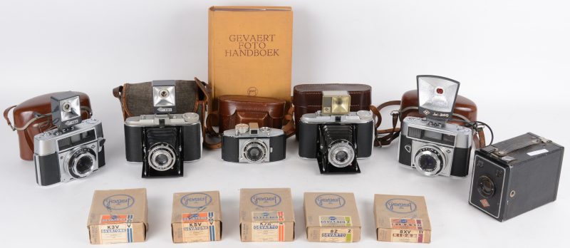Een lot van zes foto-camera’s met vijf originele draagtassen:Karat, 2x Isolette, 2x Optima, 1x box. Met een aantal accesoires.