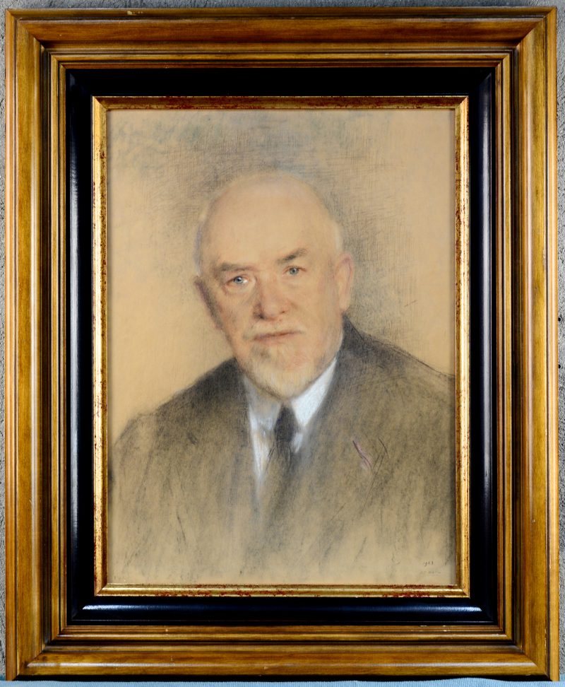“Herenportret”. Pastel op papier. Gesigneerd en gedateerd 1923.