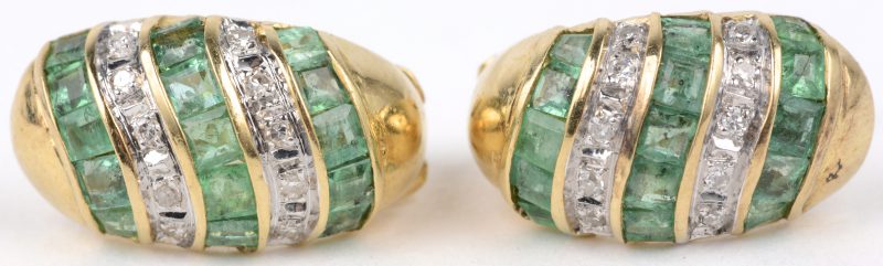 Een paar 18 karaats geel gouden oorbellen bezet met diamanten met een gezamenlijk gewicht van ± 0,20 ct. en gecalibreerde smaragden met een gezamenlijk gewicht van ± 0,80 ct.