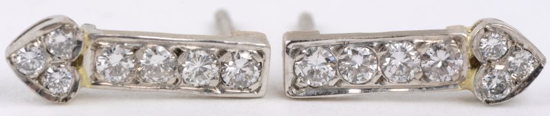 Een paar 18 karaats wit gouden oorbellen bezet met diamanten met een gezamenlijk gewicht van ± 0,50 ct.